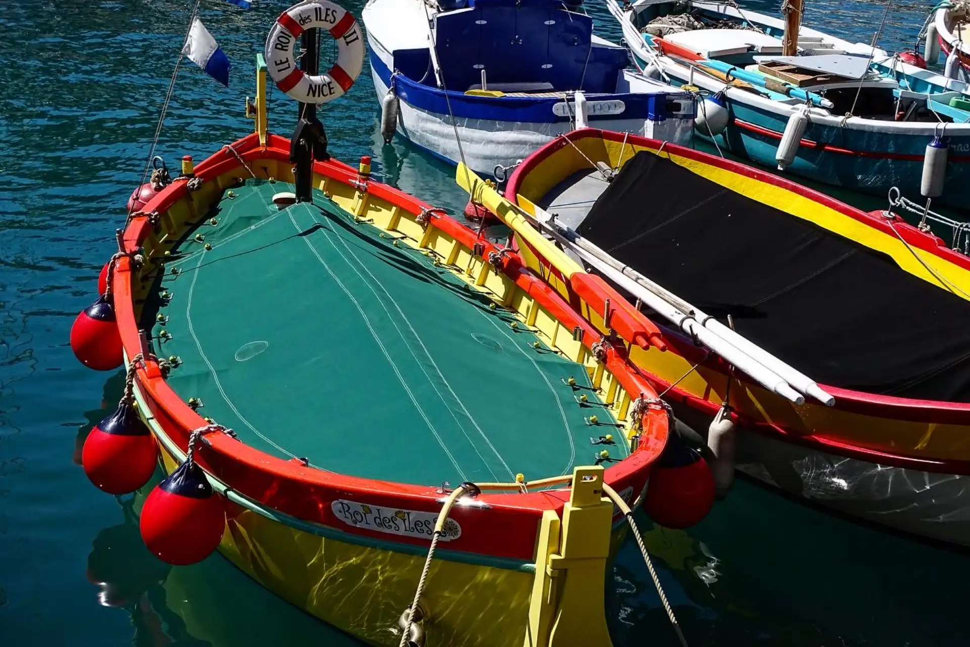 Petits bâteaux colorés dans le port