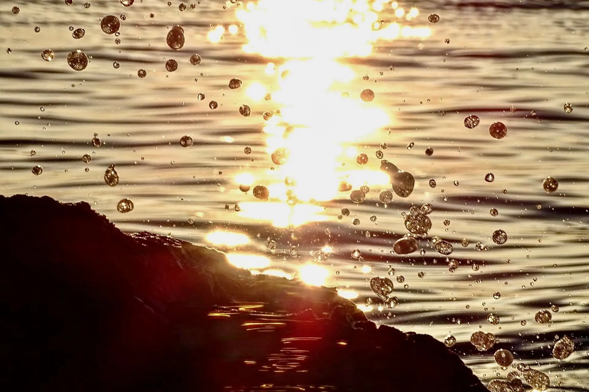 Goût d'eau en suspension au bord de mer, traversées par la lumière du soleil