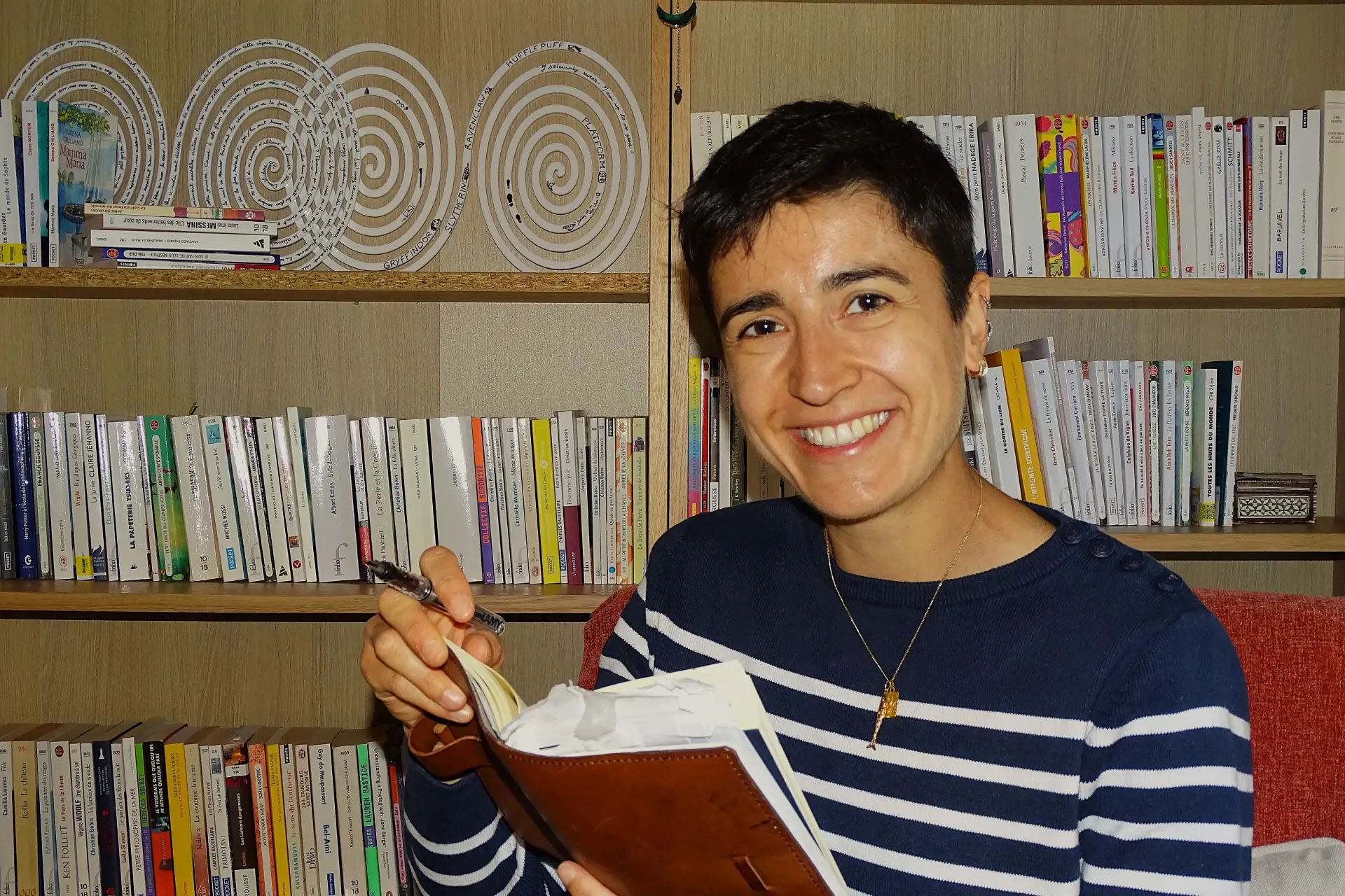 Mélina Cointe Da Silva en train de lire un livre